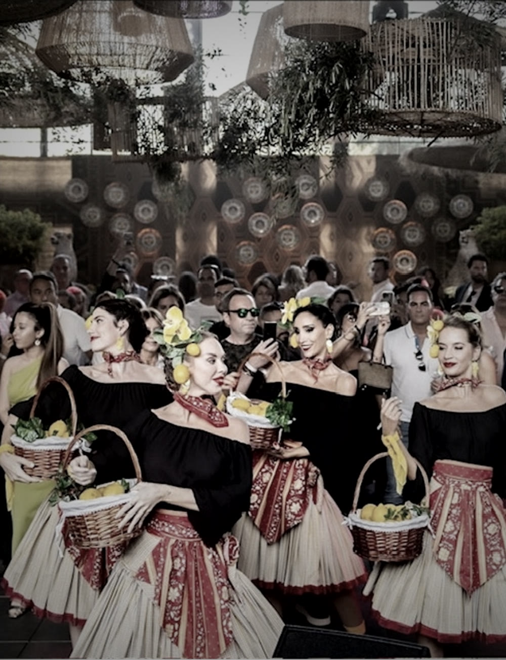 Grupo de carnaval em interação com o público