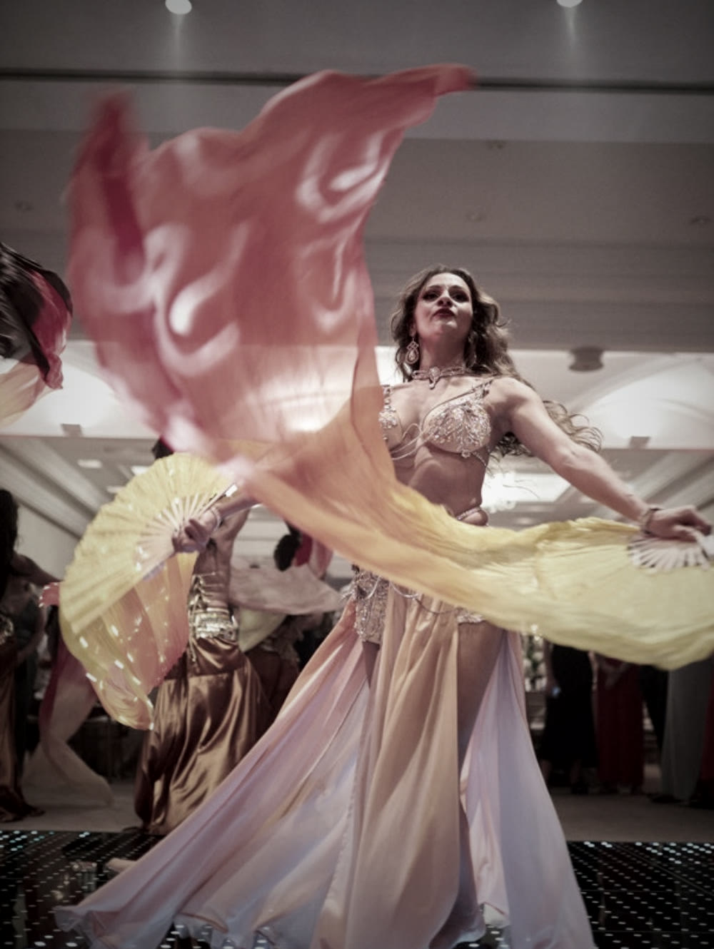 Bailarina com leques de seda